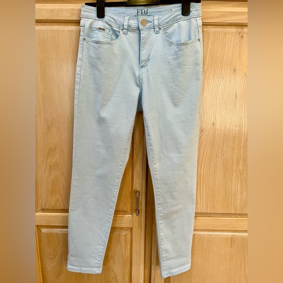 FDJ French Dressing Tapered Ankle Leg Jean Light Blue Women’s Size 8 - Picture 2 of 10